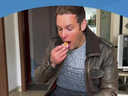 贵州白人女婿狂炫砂糖橘,春节期间几乎1天3顿,硬生生吃成“小黄人”,专家:这是“橘黄症”,停食就会恢复。#砂糖橘 #橘黄症 #春节