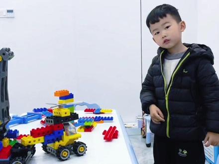 导弹发射车,睿睿说:会喷火,会发射导弹,一下子能发射990颗导弹#积木 #编程 #乐高 #乐高积木 #记录成长点滴