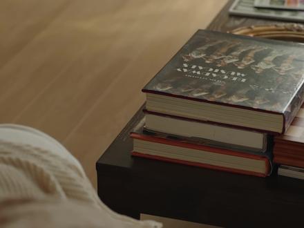 油管博主Life Of Riza 拉片 | 拆解创作技巧 今天拆解了油管博主Riza的新短片,总结了7个值得学习的创作技巧,帮你提升拍摄质感:
▫️开头设计
用航拍空镜开场,再通过一个从窗外摇到日历的镜头,自然切换场景,无需剪辑。
▫️运镜多样
环绕、后拉、横移、跟随……不同运镜方式贯穿全片,让画面流动起来。
▫️固定镜头
常用固定镜头+特写开场,搭配浅景深聚焦细节,手动对焦完成简单调度。
▫️景别交替
特写→全景→近景→全景,交替呈现动作与环境,叙事清晰又有层次。
▫️动作剪辑
在动作过程中切换镜头,比如低头瞬间接箱子特写,让视觉动线自然流畅。
▫️声音细节
除了背景音乐,保留人声、环境音与动作同期声,真实感拉满。
▫️构图与光影
中心构图、斜线构图等易于操作,善用光影反差突出主体,强化叙事。
每一处设计都有巧思,很适合日常拍摄借鉴。
希望这期拆解能给你带来灵感,一起拍出更高级的视频吧!
#创作技巧 #油管博主 #Riza #拍摄质感 #VLOG