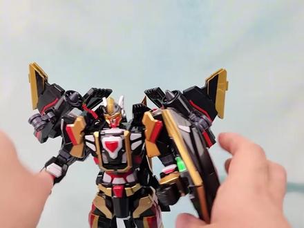 炫卡斗士W 黑鹫骑士变形玩具试玩