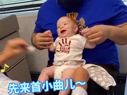 太可爱啦!医生给宝宝打针全程花式逗娃,宝宝被逗得咯咯直笑~