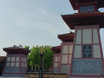 (一)
行走河南·读懂中国 | 郑州园博园自2024年1月1日开始对全国游客实行免门票政策(大型活动期间除外),同时为确保免票活动安全有序开展,景区将实行实名制预约
第十一届中国(郑州)国际园林博览会于2017年9月29日在郑州航空港经济综合实验区开幕,共有园博园、双鹤湖中央公园、苑陵故城遗址公园三个园区,均位于航空港实验区南部片区,同步规划,同步建设,同步开园。
郑州园博园以园林景观为主,位于郑州航空港经济综合实验区苑陵路以北、滨河东路以东,占地面积1785亩。重点建设了具有浓郁中原传统文化风情的轩辕阁、华夏馆、儿童馆、同心湖、华盛轩、豫园等山水园林景观。同时吸引国内外92个城市(港澳台3个、国内城市71个、国外城市18个)和2个国际设计师规划建设室外展园,集古今国内外造园艺术之大成,国内展园重点突出以北京为代表的皇家园林,以苏州为代表的私家园林,以广州、厦门为代表的岭南园林,国际展园汇聚了欧洲、北美洲、大洋洲、亚洲、非洲等五大洲15个国家18个城市,集中展示世界各地具有代表性的园林艺术文化,94个展园形成了各具特色、丰富多彩的园林…