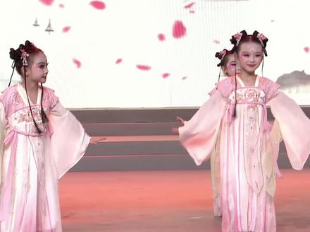 #桃花笑#舞蹈剧目 #演出现场 #少儿舞蹈 星荷艺术特点“亦可桃花园 亦可独芬芳”一群俏皮的小仙女🧚🏻♀️记录第一次登台