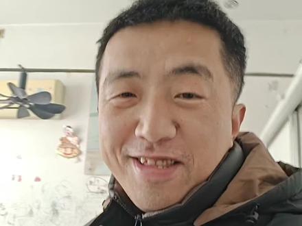 闺女抱着这瓶酒看了半天,问出了一个问题瓶口这么小,梨这么大, 怎么把梨放进去的呢?#我为家乡农产品代言 #梨酒#送礼佳品