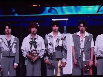 毕竟刚刚说要一起到100岁
妈呀!zh哭的好心碎
大家都红着眼眶泛着泪花
互相安慰
#荣耀之战#TOP登陆少年