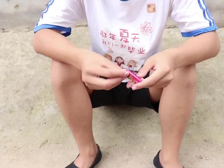 冬冬把泡泡糖吞进肚子里,以为自己不能活了,和小伙伴做最后告别