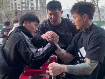职业搏击运动员 和 职业斗腕冠军选手 掰手腕轻松拿捏哈哈哈哈@孙良轩没有肌肉 @斗腕魏思澄