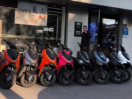 极核AE4 SE+,外卖神车实锤!3500W电机极速85km/h,自带散热+12寸大胎,赶单稳又快,赚钱好搭档!
跑外卖选它准没错!极核AE4 SE+,大空间能装能跑,控制器带散热全天不趴窝,效率直接拉满!
极核AE4 SE+外卖版,动力猛、空间大、骑行舒服,散热给力不停歇,接单赚钱超省心!#陆家极核#昆山极核#昆山王二轮#二手电动车#附近电动车@DOU+好生意 @DOU+小助手 @DOU+上热门