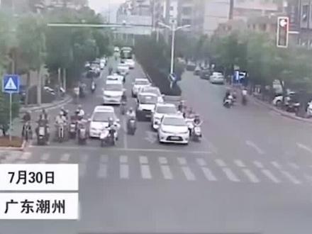 文明出行,礼让四车,警车,消防车,急救车120,军车!创建文明城市,靠大家,不是靠城管!#支持抖音传播正能量 #社会百态 #社会新闻 #交通安全 #道路千万条安全第一条
