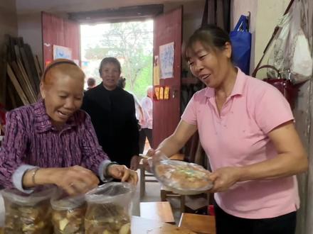 探索广西南宁城中村酒席,百日宴竟然办的那么大,遇到的每个人都在叫我一起吃饭是种什么体验~
#广西 #酒席 #南宁 #美食 #习俗