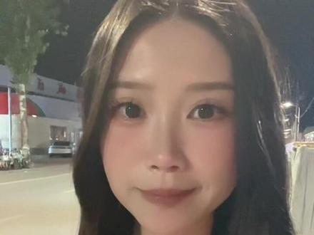 得过看宝剑的眼神充满溺爱,允许他一切的小错误发生,哥哥姐姐即使有意见也不敢提。家里的卫生情况堪忧,那两个快散架的大床真想给它扔出去!得过作为一个父亲,虽然孩子多,只要分工明确,家里卫生并不难搞,他家这个情况比我小时候都要穷。#山恩#农村得过