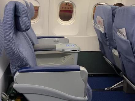 我虽然虽然讨厌A320这种小玩意但是因陋就简了,飞飞飞今年国航、南航、海航、川航4个金卡了,也是够神奇的趁着出差多攒点里程明年出门用#vlog日常 #在路上 #记录行程 #起飞🛫 #南航