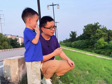少儿英语启蒙 ~关于down的搭配英语。 Look down~ (向下看);
Walk down ~(走下去);
Slow down~ (慢一点);
Fall down ~(摔倒) ;
Sit down~ (坐下);
Lie down~ (躺下);
#零基础英语#幼儿英语启蒙#少儿英语#儿童英语#亲子英语