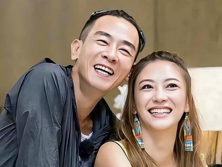 生动诠释了爱妻者风生水起!怪不得陈小春能火30年,上完春晚第一件事就是找老婆!