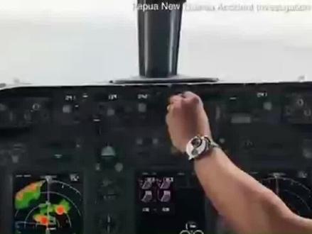 2018年9月28日,新几内亚航空波音737客机在密克罗尼西亚降落时,低于下滑道着陆坠入泻湖,机上共载有47名乘客和机组人员。此次事故导致1人死亡,6人重伤,伤者中包括两名我国公民。这一视频是由当时机上的一名飞机机师用苹果手机拍摄下来的,在公布事故原因报告的同时,民航事故调查委员会也公布了这一视频,视频显示,在客机坠毁前几分钟,飞机仪表系统多次报警,表明飞机飞行高度过低,但是飞机的飞行员的却一直没有任何的反应和应急措施,飞机系统在短短几分钟之内连续发出17次预警,但是主驾驶员根本不予理会,飞机副驾驶意识到事态不对,多次向主驾驶员喊道:“高度太低!”但是驾驶员仍然没有作出任何反应。#飞机 #危险瞬间 #惊魂一刻 #空难 #安全第一