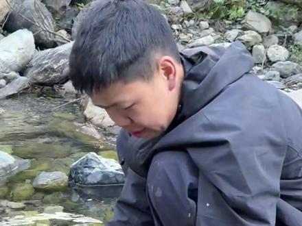 #七星山荒野求生 决赛第三天,张老六物资没找到,火也没生起来,称“十天内还找不到物资就退赛,要回家陪老婆过生日”