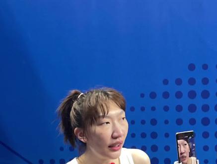 韩旭好可爱,赛后采访,拿饮料瓶当话筒。【#中国女篮 !冠军!】10月5日晚,#杭州亚运会 #女篮 决赛在杭州奥体中心体育馆打响,中国女篮以74:72战胜日本女篮,赢得队史第7个亚运会冠军。#韩旭 赛后表示“正常发挥,打出了自己的正常的水平”。