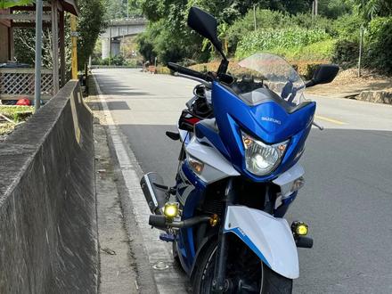 铃木250升级323排量由DR300原装缸体精密加工而来,运用了高强度含碰铸铁缸套质地比原厂铝合金缸套更耐用,搭配豪爵铃木原厂高角度凸轮轴搭配高度雾化加大喷油嘴配合高强度轻量化锻造活塞的加持下产生高压缩比12.5比1,原车11.5比1。低扭强劲,提速明显,原厂功率18.5KW,升级后24KW,新款61锻造活塞进行了二次轻量化处理,解决了第一代323排量震动大的问题,活塞环采用理研活塞环,第一代323是用赋俊的61活塞加工而成,赋俊61活塞成本较低做出来震动大,影响驾驶感受,故此联合厂家进行了有针对性的优化定制,第二代323活塞是目前市面上最轻的,震动小,改出来跟原装250震动差不多。不改变车架号发动机号,过户年审保险均不影响。