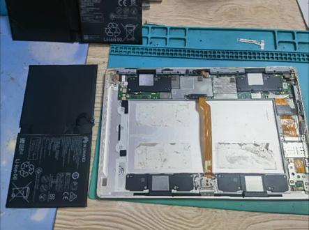 #华为平板维修#Cmr-w09更换电池
#华为平板m5首发拆机视频。一个把我们另外一家店送餐的帅哥说他们家的平板电池非常不耐用。问我有没有这个电池,我们店里没有卸货,帮他订货。昨天拿过来更换顺利更换成功,这个机子屏幕非常大,很难拆下来,风险很大。才收100多米你们觉得便不便宜。我做生意的理念就是做一单生意,交一个朋友。🌹🌹