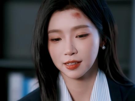 冷脸老板×迷糊秘书 女主为逃离穿越后的小说世界使出各种招数,反而步步掉入狼窝 #林君怡邵巍新剧互相套路 #我和boss比命长 #我和boss比命长双向好嗑