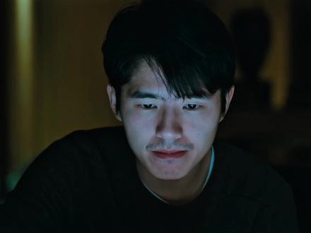 😭原来那个为你出头的少年,早就留在了那个冬天 董子健导演处女作,刘昊然演技封神!🔥《我的朋友安德烈》绝对是2026年开年最值得一看的剧情片!💯
电影讲的是李默(刘昊然 饰)回家奔丧,路上遇到了童年挚友安德烈(董子健 饰)。随着回忆涌现,我们才发现,这个“朋友”其实早就不在了…😭 安德烈本名安德舜,父母希望他“顺从”,他却给自己改名叫“烈”,要活得热烈!🔥他会在国旗下讲井盖为什么是圆的,会为了给李默讨公道贴大字报对抗学校。✨
可那个天才少年,却因为父亲的暴力,永远留在了热气腾腾的澡堂里…💔泼在他身上的那盆开水,成了李默一辈子的心理创伤,“后背发痒”都是思念的痛!
电影最后一幕,成年李默推开废弃工厂的大门,看到还是少年模样的安德烈回头问他:“你咋才来啊?”瞬间破防!😭
这不是简单的友情,这是我们心中那个已经“死去”的、不顺从的自己。长大就是一场漫长的告别,但告别也是为了更好地前行。🚶
愿我们都能与过去的自己和解。❤️
#我的朋友安德烈 #刘昊然 #董子健 #电影解说 #电影推荐