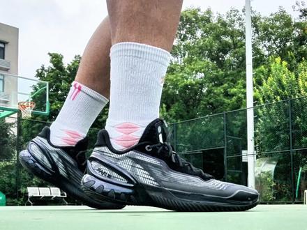 【布拉格方程】伽味儿十足❗️瞬息3代抓地支撑测试 【布拉格个人基础信息】
【身高】183㎝
【体重】77kg
【脚型数据】脚长265㎜脚宽99㎜偏瘦脚型,前掌不厚,肉不多。
【⚠️尺码建议】本人耐克普遍42.5(偶尔43),李宁普遍43,普遍选择内长270㎜或者275㎜的球鞋,瞬息3我选择42.5码非常合适。⚠️鞋楦窄,只适合瘦脚,宽脚慎入❗️❗️
【位置打法】后卫,6突4投,技术流,爱变向,爱急停,脚步灵活。
【球鞋偏好】对于缓震,由于右脚后跟挫伤,对球鞋不追求极致贴地,但要求重心低的情况要有充足的缓震,尤其缓震要出色。
对包裹不追求超级紧致,贴合舒适均匀最好。
#哎呦喂你鞋真好看 #内容过于真实 #内容启发搜索 #好鞋推荐 #球鞋