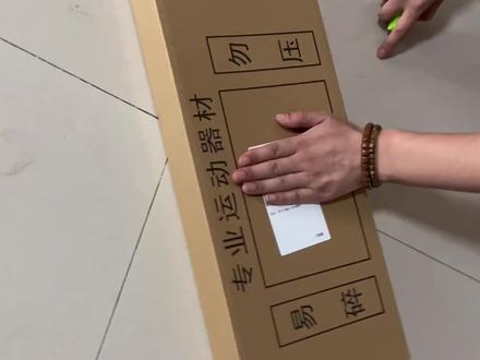 100元的100zz#开箱 #开箱vlog #羽毛球拍 #100zz #天斧100zz