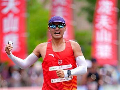 3:47:18!长春马拉松,我PB了!🏅️
5月17日,在长马的赛道上感受到了长春的活力与新生。这一趟长春之行,真的太值了!
比赛日长春下着小雨,但这反而让奔跑更清醒。从长春体育中心出发,一路跑过南湖公园,最后冲进长春国际汽车公园。后半程双腿虽然灌铅,但听着路边东北大哥大妈穿透力极强的加油声,硬是咬牙顶住了!
花了很多心思剪了这条10分钟的全纪录Vlog。视频里有赛道上的汗水和挣扎,跑过长春的大街小巷,这才算真正读懂了这座城。
红不是运气,是自己没有放弃!下一场,继续奔跑!
#长春马拉松 #马拉松 #跑步vlog #奔跑郎叔 #我的跑步日记