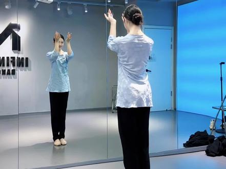 应大家的要求镜面教程他来啦! 顺便把节拍也数出来了哦~ 杭州可私#原跳#春夜喜雨#央视春晚#抖音年味舞蹈大赏 #孟庆旸喜雨舞蹈挑战