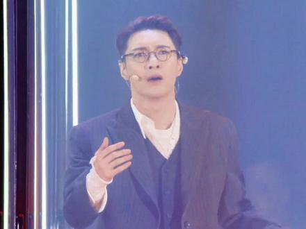 张艺兴为了EXO回归,提前20天就跑去韩国,俩月里来回飞了13次,还熬夜排练。结果见面会当天SM突然说他缺席,也不说为啥,粉丝都炸了跑去维权。晚上张艺兴自己出来说,是因为要参加国家话剧院的重要活动才赶回北京的,还跟大家道歉了。#张艺兴 #EXO