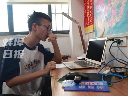 直击2025高考查分现场,蚌埠一考生取得675分佳绩,心之所向:自动化、电子信息专业