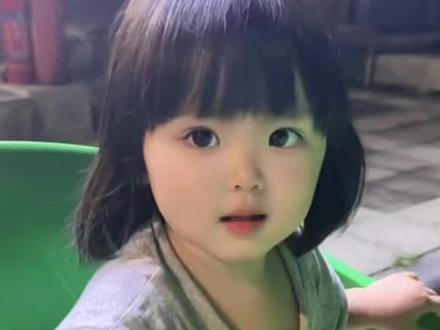 枣妈不在家 带枣儿砸地摊第二集 解锁人生新高度 吃的贼香🥰 提前了解男人 看清男人 以后就不会被黄毛骗走🤣#爸爸与女儿的亲子时光 #骗你生女儿 #萌娃小吃货上线 #爸爸带娃 #枣枣儿 @枣枣儿