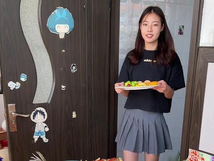 回老家过节费了九牛二虎之力准备的饭菜,被丫头的一个月饼拼盘抢了风头,闺女呀,能不能给你姥个机会夸夸我😂#创意水果拼盘 #抖音美食创作人