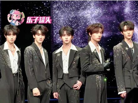 五匹狼勇闯微博之夜 怎么全是笑料!!#TFing #微博之夜 #邓佳鑫#张子墨 #红毯