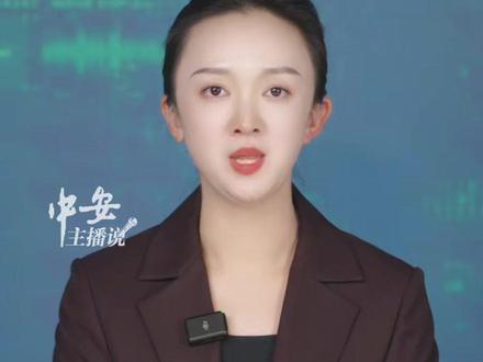 列车上售货大姨遇网红幽默互动,事后大姨因“行为影响铁路形象”被停职。工作人员:售货员是外包公司员工,其开除自己的员工不需要请示报备。此前大姨已在此干了十几年。(杨曦 罗中琳)