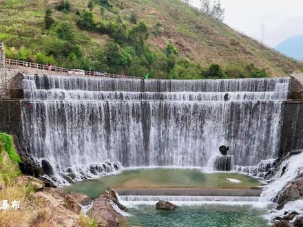 广东也有自己的山水灯会了!就在茂名信宜李花谷,这里是广东的望仙谷,真的被惊艳到了#李花谷灯会 #茂名信宜李花谷要火 #茂名夜游新地标 #自贡龙腾彩灯 #广东旅游