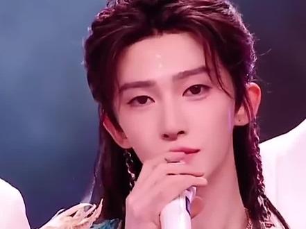 担心大合唱小宇会没有单独镜头,结果小宇在第一排!!三个月前还站第三排啊!!争气又争气,新的一年一马当先🥹#刘宇#刘宇壁上观 #新年祝福 #一路生花