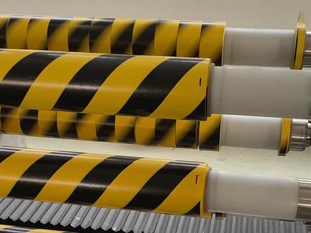 黑黄贴地警示胶带生产中。