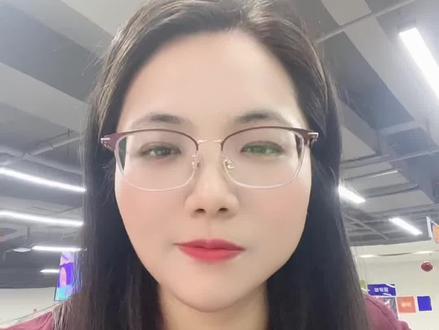 干货继续!给大家讲讲全行业通用的优质封面打造诀窍抖音商家老板 干货继续!给大家讲讲全行业通用的优质封面打造诀窍
首先把控画面比例
竖版封面认准3:4标准尺寸
核心内容全都收拢在中心安全区
关键信息别放边角,防止裁切遮挡影响点击
横版素材16:9、4:3两种比例都适配使用
其次卖点必须醒目突出
画面搭配文字清晰亮出主营项目
直接用上用户常搜的关键词
比如全屋定制、整装套餐这类内容
用户一眼就能看懂业务核心
排版配色也要讲究分寸
主打业务放在视觉重心,次要信息精简点缀
构图规整协调,色调看着舒服自然
实景场景实拍,还能大幅提升观感体验
画质底线一定要守住
画面保证高清干净,杜绝模糊、拉伸变形问题
细节一目了然,观感才更抓人
这几个避坑要点一定要记牢
别做没有文字、表意模糊的封面
也不能构图杂乱、色彩突兀拉低质感
同时避开不合适的图片尺寸
防止裁剪后关键内容丢失看不清
#抖音的流量入口 #抖音流量扶持 #抖音推广 #抖音上的老板不简单 #实体商家做抖音
