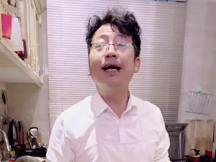 男人汉大豆腐,老婆叫干嘛就干嘛,何知其人富,财气通门户,天天干家务。#记录真实生活 #搞笑 #长相差了点但气质不能输 @沈先生 @非常1+1小李子 @云展荟(小李子)