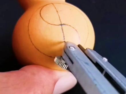 太极这样画,很简单。 #非物质文化遗产 #寿光大吉祥葫芦 @抖音小助手