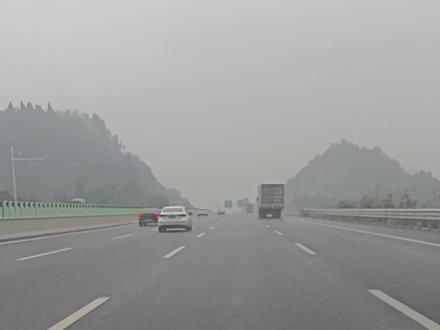 成南高速今天中午12点通车了,网友们委托我先来试跑一下看看合格不合格,我个人觉得还可以又宽又大,跑起来非常丝滑