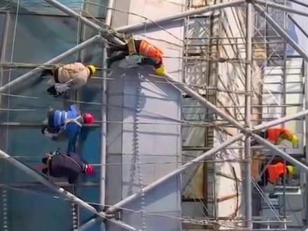 1月9日#徐州 的夜空格外明亮,徐州#电视塔 用一帧帧精美画面,刷屏朋友圈,勾勒夜间繁华。华丽炫耀的灯光秀的背后是百余名建筑工人在寒风中高空作业,安装了长达3万1千米的LED全彩灯带,在铁塔上部安装了光束灯和激光灯等,市民无论从全市任何角度,抬头就能看到鲜艳的画面。为我们呈现出国潮汉风与现代科技的融合的视觉盛宴,让我们一起感受了属于徐州人的璀璨浪漫❗️#点亮城市之光 #江苏美好推荐官 #真办肆 #徐州之巅 #徐州头条