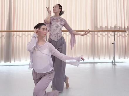 重温经典~是不是瞬间让你想起了追剧的日子~#情深深雨濛濛 #怀念经典 #抖音新春联欢会 #抖音年会舞蹈大赏 #翻跳