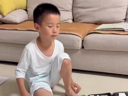 痴迷的地铁娃画南京地铁#南京地铁 #陪娃时光 #亲子日常