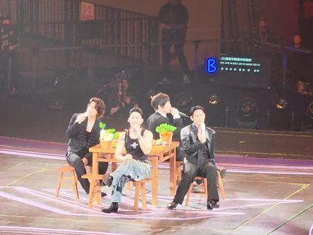 言承旭、周渝民、吴建豪、小阿信 重庆演唱会 #言承旭 #周渝民 #吴建豪 #陈信宏 #演唱会现场 在重庆边吃火锅边开演唱会。太帅了!