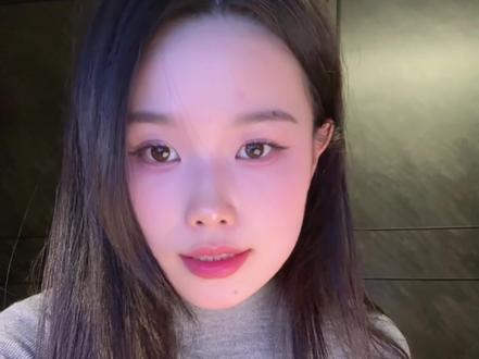 坚持六篇,英语四六级作文一定显著提高。 让自己于多数的时间站在满分答卷的角度去谋篇布局,才是输出言之有物的高分作文的关键。可以考前三天试着自己抓题目去写,然后让ai给你批改。
想象自己已经是一个满分考生了,从高位去分析一切文章,judge一切title。fake it till you makeit。#四六级 作文 #学霸养成记 #作文技巧 #高分写作 #英语作文 @在抖音学习