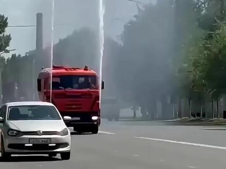 为什么有的洒水车要向空中喷水 #科普 #洒水车 #马路洒水