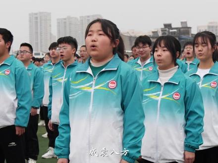 南漳县第一中学《诗词里的中国》
古人说不读诗词,不足以知春秋历史,不读诗词,不足以品文化精粹,不读诗词,不足以感天地草木之灵 ,不读诗词不足以见流彩华章之美 。中国是一个诗歌的国度,古典诗词是中国传统文化的奇葩,是我们民族文化遗产中极为珍贵的一部分 。视频《诗词里的中国》主要用现代诗的方式将《春江花月夜》《将进酒》《登科后》《南陵别儿童入京》《闻官军收河南河北》《凉州词其二》《满江红》等具有代表性的经典古诗词串在一起,以快闪的方式呈现给大家,引导师生爱上朗读,爱上中国文化,坚定文化自信,以达到自我激励,自我完善,自我提高,自我发展的目的。#南漳一中 #记录校园生活 #诗词校园#书香校园 @抖音小助手 @抖音教育校园