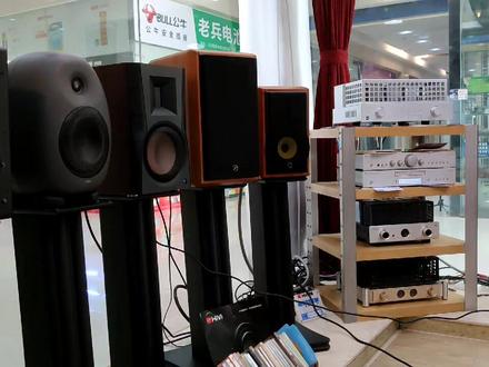 惠威D300有源音箱开箱。顶级6.5寸低音+带式高音,蓝牙、光纤、同轴、卡农、莲花一应俱全。20公斤的重量用料十足,促销价2180元一对,性价比No.1,音质碾压一大片hifi书架音箱。入门音箱首推!